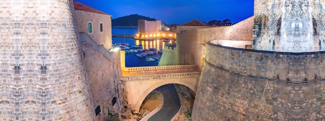 Trip Schottland Stadt Urlaub - Dubrovnik - Einen Wahnsinns Panoramablick hat man von Dubrovniks Hausberg Srd. Empor geht’s ganz easy und entspannt, minutenschnell mit der Luftseilbahn. Für begeisterte GOT-Fans empfiehlt sich die speziell geführte Game-of-Thrones-Tour zu den bekanntesten Drehorten und Schauplätzen der erfolgreichen Kultserie, der Eiserne Thron ist auf der kleinen idyllischen Insel Lokrum zu bestaunen. Die beliebtesten Orte für Dubrovnik Ferien, locken mit besten Angebote für Hotels und Ferienunterkünfte mit Werbeaktionen, Rabatten, Sonderangebote für Dubrovnik Urlaub buchen. Reisedaten eingeben und Hotel Flug Mietwagen Attraktionen Taxis für eine Dubrovnik Reise flexibel buchen. Sollten sich die Pläne ändern, sind viele der Unterkünfte und Zimmer in Dubrovnik kostenfrei stornierbar.